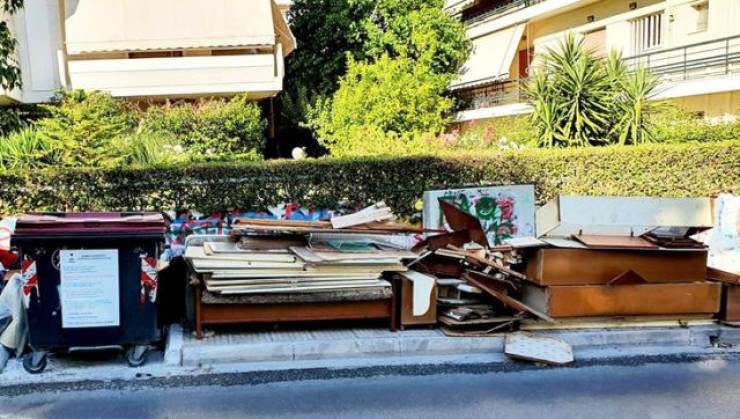 Πρόστιμο αν αφήσεις έπιπλα, στρώματα, κλαδιά, μπάζα δίπλα σε κάδους