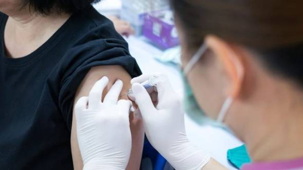 Στο φαρμακείο για το αντιγριπικό εμβόλιο από σήμερα – Ποιους αφορά