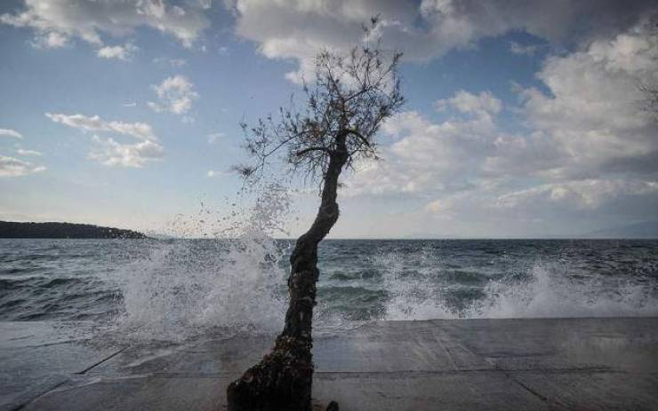 Καιρός: Με βροχές και 30 βαθμούς η Παρασκευή