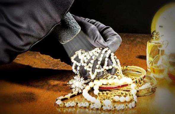 Ημαθία: Μπήκαν σε κατάστημα ως πελάτισσες και αφαίρεσαν 3 θήκες με κοσμήματα, αξίας 30.000 ευρώ