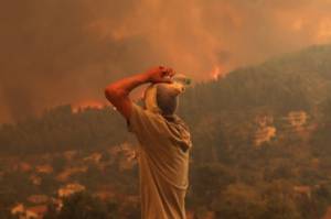 Πύρινη κόλαση στη Βόρεια Εύβοια - Στις φλόγες το ένα χωριό μετά το άλλο