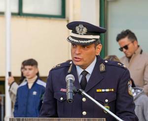 Ο Δκτης της Σχολής Δοκίμων Αστυφυλάκων Νάουσας Βασίλης Κεφτές ευχαριστεί προσωπικά Βεσυρόπουλο, Καρανικόλα και Μούρτη