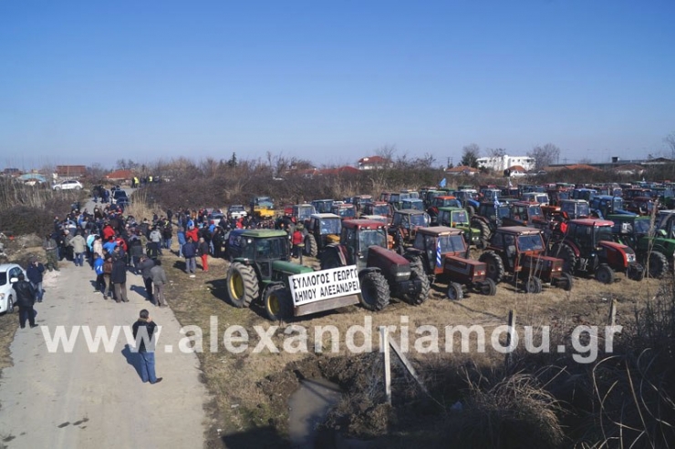 Σε εξέλιξη η συγκέντρωση-διαμαρτυρία των αγροτών του Δήμου Αλεξάνδρειας