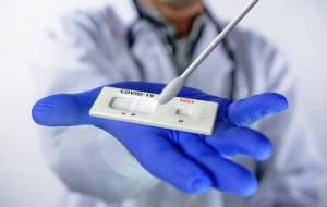 Νέα απόφαση για δωρεάν self test σε εμβολιασμένους και ανεμβολίαστους