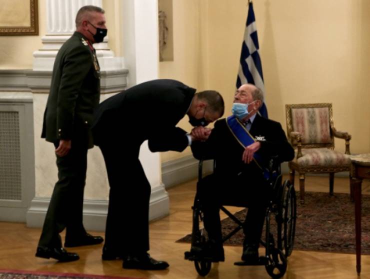 Η Πρόεδρος της Δημοκρατίας παρασημοφόρησε τον Ιάκωβο Τσούνη για την προσφορά του στη χώρα και τις ένοπλες δυνάμεις
