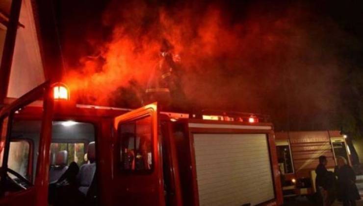 Στις φλόγες μονοκατοικία στην Αλεξάνδρεια τα ξημερώματα