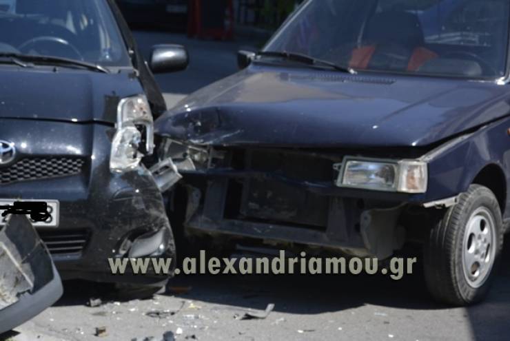 Τροχαίο ατύχημα στο κέντρο της Αλεξάνδρειας-Τραυματισμός ηλικιωμένου οδηγού