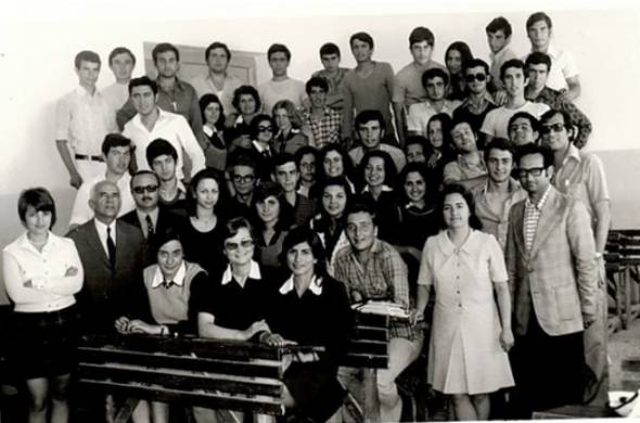 &Sigma;&upsilon;&nu;ά&nu;&tau;&eta;&sigma;&eta; &mu;&epsilon;&tau;ά &alpha;&pi;ό &mu;&iota;&sigma;ό &alpha;&iota;ώ&nu;&alpha; . . .