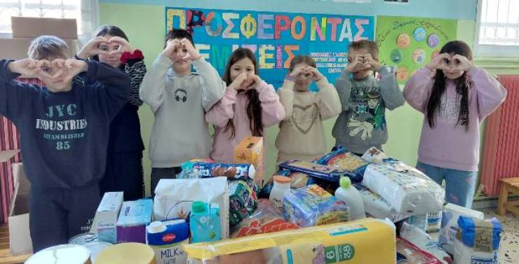 &Mu;&iota;&kappa;&rho;έ&sigmaf; &kappa;&alpha;&rho;&delta;&iota;έ&sigmaf;, &mu;&epsilon;&gamma;ά&lambda;&eta; &pi;&rho;&omicron;&sigma;&phi;&omicron;&rho;ά: &Omicron;&iota; &Mu;&alpha;&theta;&eta;&tau;έ&sigmaf; &tau;&omicron;&upsilon; &Delta;&eta;&mu;&omicron;&tau;&iota;&kappa;&omicron;ύ &Xi;&epsilon;&chi;&alpha;&sigma;&mu;έ&nu;&eta;&sigmaf; - &Kappa;&epsilon;&phi;&alpha;&lambda;&omicron;&chi;&omega;&rho;ί&omicron;&upsilon; &sigma;&tau;&eta;&rho;ί&zeta;&omicron;&upsilon;&nu; &tau;&omicron; &Chi;&alpha;&mu;ό&gamma;&epsilon;&lambda;&omicron; &tau;&omicron;&upsilon; &Pi;&alpha;&iota;&delta;&iota;&omicron;ύ