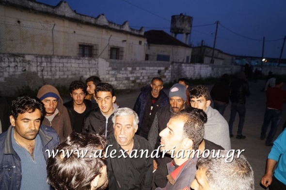 Αρνούνται να κατέβουν οι πρόσφυγες από τα 3 λεωφορεία - Δηλώσεις προσφύγων (Βίντεο)