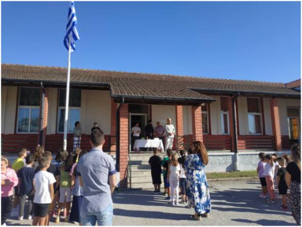 &Omicron; &Alpha;&gamma;&iota;&alpha;&sigma;&mu;ό&sigmaf; &sigma;&tau;&omicron; &Delta;&eta;&mu;&omicron;&tau;&iota;&kappa;ό &sigma;&chi;&omicron;&lambda;&epsilon;ί&omicron; &Nu;&eta;&sigma;ί&omicron;&upsilon;(&phi;&omega;&tau;&omicron;)