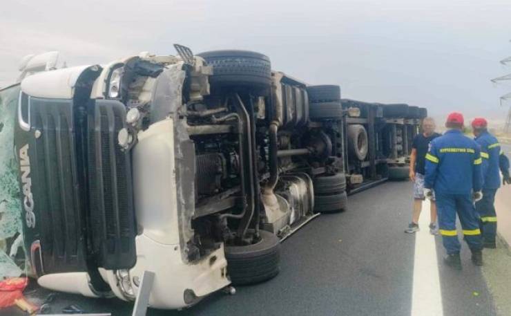 Κοζάνη: Ανατράπηκε νταλίκα στην Εγνατία οδό στο ρεύμα προς Θεσσαλονίκη