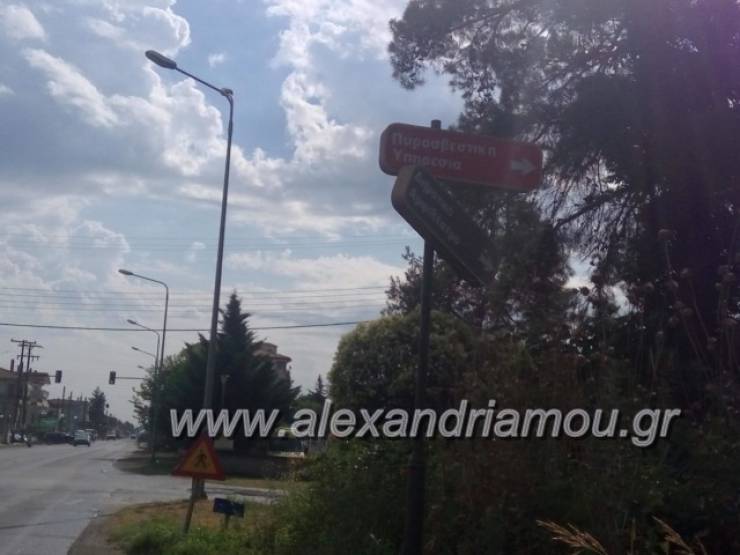 Κάποιος να επιδιορθώσει... την πινακίδα που οδηγεί στο Αμφιθέατρο Αλεξάνδρειας (φώτο)