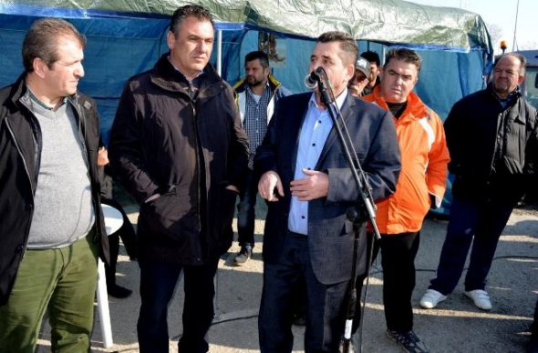 Στο πλευρό των αγροτών μέχρι την τελική τους δικαίωση, δήλωσε από τον κόμβο της Κουλούρας, ο αντιπεριφερειάρχης Ημαθίας Κώστας Καλαϊτζίδης