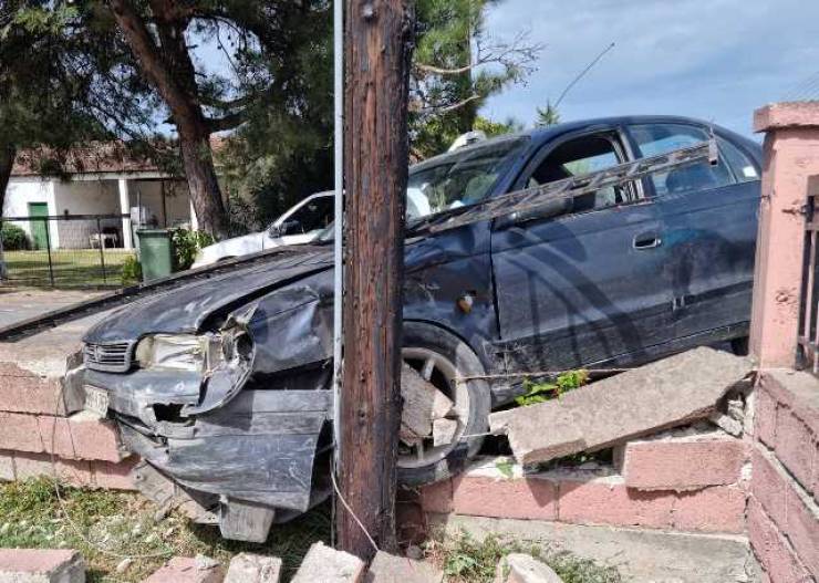 Τροχαίο στο Σχοινά - Αυτοκίνητο “καρφώθηκε” σε περίφραξη σπιτιού