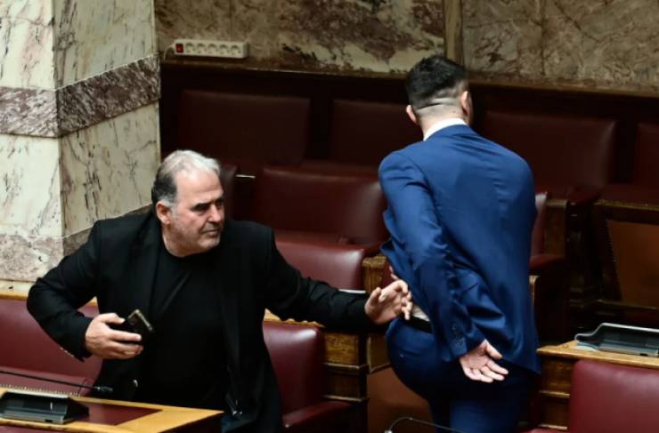 Πρωτοφανείς εικόνες και ξύλο στη Βουλή: Πώς έγινε το βίαιο επεισόδιο