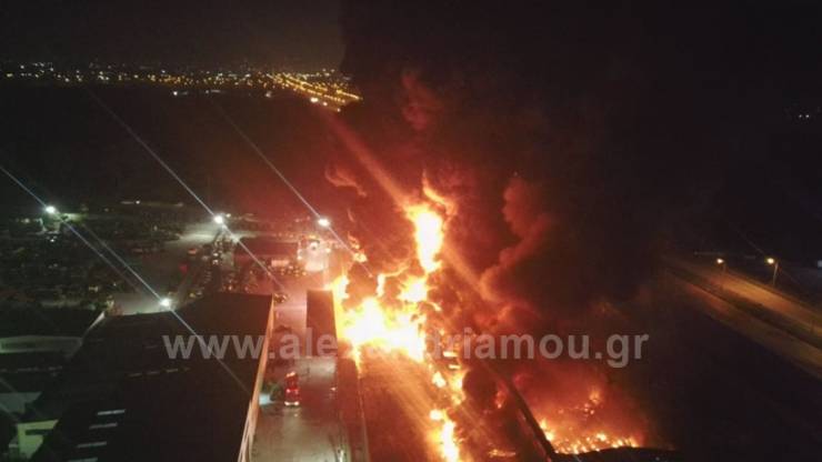 Mεγάλη φωτιά σε επιχείρηση γεωργικών μηχανημάτων John Deere(αεροφωτογραφίες &amp; βίντεο)