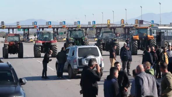 Στα διόδια Μαλγάρων οι αγρότες, έκλεισαν την Εθνική Οδό με τρακτέρ, μπλόκο και στα δύο ρεύματα κυκλοφορίας