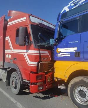 Μετωπική σύγκρουση φορτηγών στο 1ο χλμ. Σχοινά - Γιαννιτσών, 1 τραυματίας