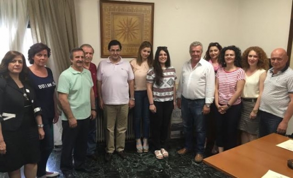 &Epsilon;&upsilon;&chi;&alpha;&rho;&iota;&sigma;&tau;ή&rho;&iota;&omicron; &sigma;&tau;&omicron;&upsilon;&sigmaf; &epsilon;&theta;&epsilon;&lambda;&omicron;&nu;&tau;έ&sigmaf; &kappa;&alpha;&theta;&eta;&gamma;&eta;&tau;έ&sigmaf; &gamma;&iota;&alpha; &tau;&iota;&sigmaf; &upsilon;&pi;&eta;&rho;&epsilon;&sigma;ί&epsilon;&sigmaf; &tau;&omicron;&upsilon;&sigmaf; &sigma;&tau;&omicron;&upsilon;&sigmaf; &mu;&alpha;&theta;&eta;&tau;έ&sigmaf; &Gamma;&upsilon;&mu;&nu;&alpha;&sigma;ί&omicron;&upsilon; &kappa;&alpha;&iota; &Lambda;&upsilon;&kappa;&epsilon;ί&omicron;&upsilon;