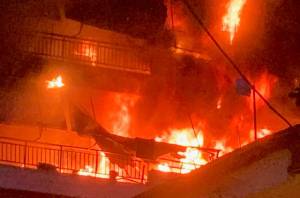 &Mu;&epsilon;&gamma;ά&lambda;&eta; &phi;&omega;&tau;&iota;ά &sigma;&epsilon; &delta;&iota;&alpha;&mu;&epsilon;&rho;ί&sigma;&mu;&alpha;&tau;&alpha; &sigma;&tau;&omicron; &kappa;έ&nu;&tau;&rho;&omicron; &tau;&eta;&sigmaf; &Alpha;&lambda;&epsilon;&xi;ά&nu;&delta;&rho;&epsilon;&iota;&alpha;&sigmaf;