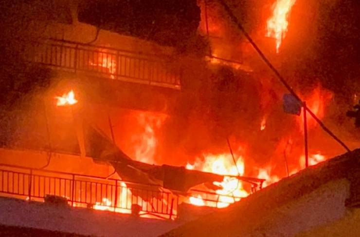 &Mu;&epsilon;&gamma;ά&lambda;&eta; &phi;&omega;&tau;&iota;ά &sigma;&epsilon; &delta;&iota;&alpha;&mu;&epsilon;&rho;ί&sigma;&mu;&alpha;&tau;&alpha; &sigma;&tau;&omicron; &kappa;έ&nu;&tau;&rho;&omicron; &tau;&eta;&sigmaf; &Alpha;&lambda;&epsilon;&xi;ά&nu;&delta;&rho;&epsilon;&iota;&alpha;&sigmaf;