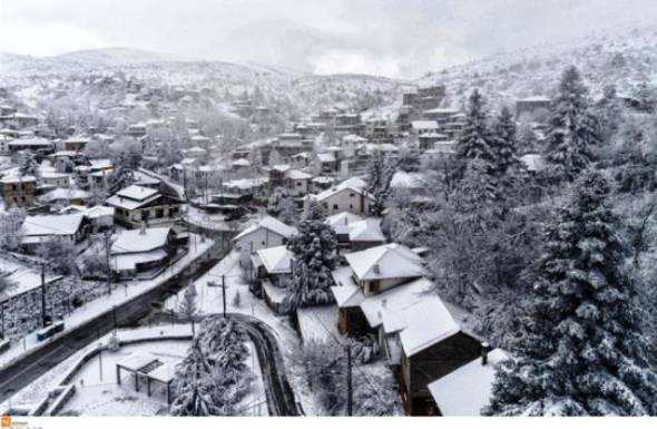 Έπεσαν τα πρώτα χιόνια της χρονιάς στα χιονοδρομικά κέντρα της Βόρειας Ελλάδας