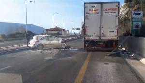Αυτοκίνητο συγκρούστηκε με φορτηγό στην Εγνατία Οδό λίγο έξω από τη Βέροια (βίντεο)