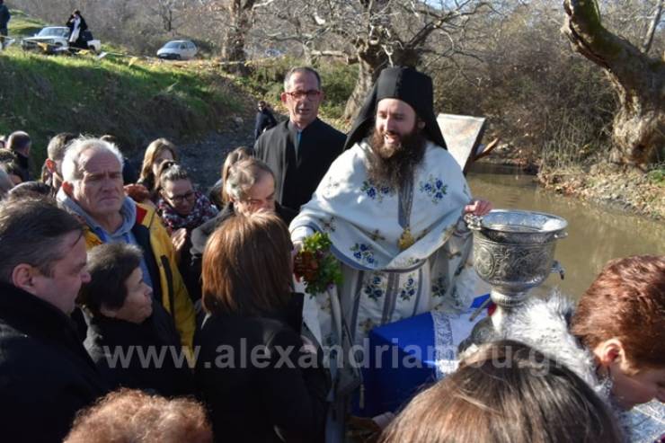 O αγιασμός των υδάτων απο τον Πάτερ Εφραίμ στα Παλατίτσια