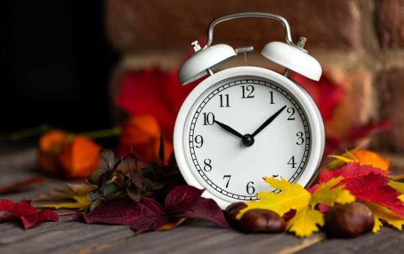 &Alpha;&lambda;&lambda;&alpha;&gamma;ή ώ&rho;&alpha;&sigmaf;: &Alpha;&upsilon;&tau;ή &tau;&eta;&nu; &Kappa;&upsilon;&rho;&iota;&alpha;&kappa;ή &laquo;&kappa;&epsilon;&rho;&delta;ί&zeta;&omicron;&upsilon;&mu;&epsilon; &mu;&iota;&alpha; ώ&rho;&alpha; ύ&pi;&nu;&omicron;&raquo; &alpha;&lambda;&lambda;ά &chi;ά&nu;&omicron;&upsilon;&mu;&epsilon; &alpha;&lambda;&lambda;&omicron;ύ...- &Pi;&omicron;&iota;&omicron;&iota; &epsilon;&pi;&eta;&rho;&epsilon;ά&zeta;&omicron;&nu;&tau;&alpha;&iota;