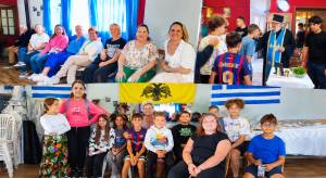 &Nu;έ&alpha; &pi;&omicron;&lambda;&iota;&tau;&iota;&sigma;&tau;&iota;&kappa;ή &chi;&rho;&omicron;&nu;&iota;ά &mu;&epsilon; &alpha;&gamma;&iota;&alpha;&sigma;&mu;ό, &chi;&omicron;&rho;ό &kappa;&alpha;&iota; &nu;έ&alpha; &tau;&mu;ή&mu;&alpha;&tau;&alpha; &sigma;&tau;&omicron;&nu; &Pi;&omicron;&lambda;&iota;&tau;&iota;&sigma;&tau;&iota;&kappa;ό &Sigma;ύ&lambda;&lambda;&omicron;&gamma;&omicron; &Lambda;&omicron;&upsilon;&tau;&rho;&omicron;ύ