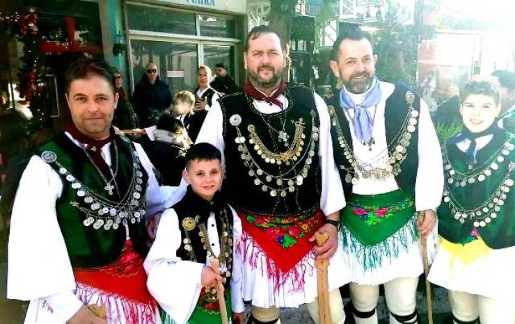 &Tau;&alpha; &Rho;&omicron;&upsilon;&gamma;&kappa;ά&tau;&sigma;&iota;&alpha; &tau;&eta;&sigmaf; &Epsilon;&sigma;&tau;ί&alpha;&sigmaf; &Rho;&omicron;&upsilon;&mu;&lambda;&omicron;&upsilon;&kappa;&iota;&omega;&tau;ώ&nu; &uml;&zeta;&omega;&nu;&tau;ά&nu;&epsilon;&psi;&alpha;&nu;&uml; &tau;&omicron;&upsilon;&sigmaf; &delta;&rho;ό&mu;&omicron;&upsilon;&sigmaf; &tau;&eta;&sigmaf; &Alpha;&lambda;&epsilon;&xi;ά&nu;&delta;&rho;&epsilon;&iota;&alpha;&sigmaf;