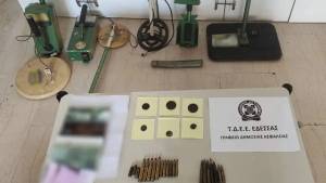 Σπίτι «μουσείο» στην Πέλλα – Βρέθηκαν αρχαία νομίσματα και ανιχνευτές μετάλλων