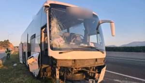 Λεωφορείο που πήγαινε από τη Θεσσαλονίκη στην Αθήνα εξετράπη στην Εθνική Οδό – Πέντε επιβάτες και ο οδηγός τραυματίστηκαν