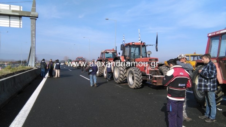 Aποχωρούν οι αγρότες και από το μπλόκο Νησελίου (φώτο - βίντεο)