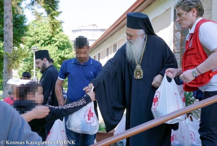 Πασχαλινά δέματα αγάπης μοίρασε ο Σεβασμιώτατος Μητροπολίτης μας κ. Παντελεήμων