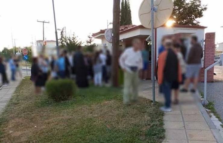 &quot;Φοβούνται το τσιπάκι&quot;! Ουρές για να βγάλουν νέες ταυτότητες σε όλη την χώρα... Ξενυχτούν έξω από το Αστυνομικό Μέγαρο της Κοζάνης