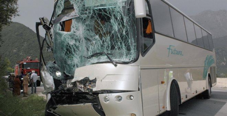 Σύγκρουση λεωφορείου ΚΤΕΛ με ΙΧ στα Τέμπη