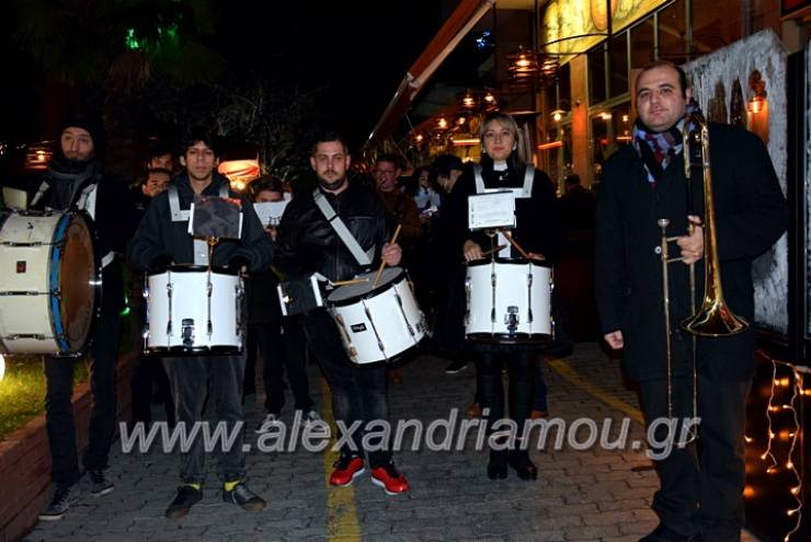 Εορταστικές μελωδίες από τη Φιλαρμονική του Δήμου Aλεξάνδρειας στους δρόμους της πόλης(φωτο-βίντεο)