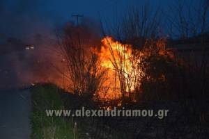 Φωτιά παραπλεύρως της Εγνατίας Οδού μετά τον κόμβο Νησελίου