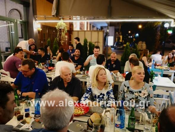 Η Νίκη Καρατζιούλα έκανε το τραπέζι σε συνεργάτες της στην Αλεξάνδρεια