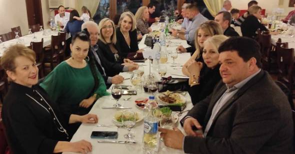 &Eta; &Sigma;&tau;έ&lambda;&lambda;&alpha; &Alpha;&rho;&alpha;&mu;&pi;&alpha;&tau;&zeta;ή &delta;ί&pi;&lambda;&alpha; &sigma;&epsilon; &Sigma;&upsilon;&lambda;&lambda;ό&gamma;&omicron;&upsilon;&sigmaf; &kappa;&alpha;&iota; &Phi;&omicron;&rho;&epsilon;ί&sigmaf; &tau;&eta;&sigmaf; &Eta;&mu;&alpha;&theta;ί&alpha;&sigmaf;