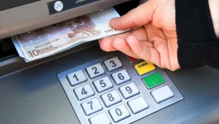 Μηδενίζονται οι τραπεζικές χρεώσεις μέσω ΔΙΑΣ – Πλαφόν 1,5 ευρώ για όλες τις υπόλοιπες χρεώσεις