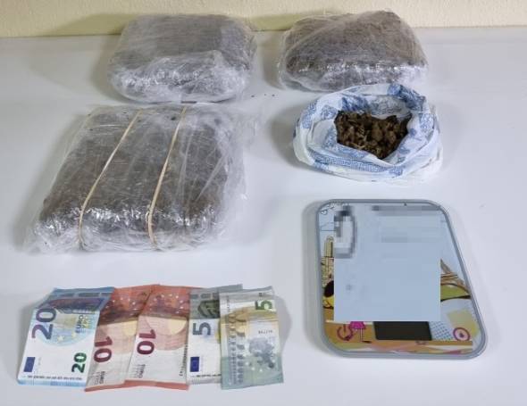 Από αστυνομικούς της Ημαθίας συνελήφθη άτομο για διακίνηση κάνναβης - Στo σπίτι του εντοπίστηκαν πάνω από 3 κιλά κάνναβης
