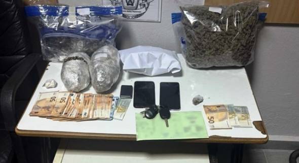 Χειροπέδες σε τρεις διακινητές ναρκωτικών – Έκρυβαν το χασίς μέσα σε ρεζέρβα ΙΧ και μοτοσικλέτα – Κατασχέθηκαν 2,7 κιλά