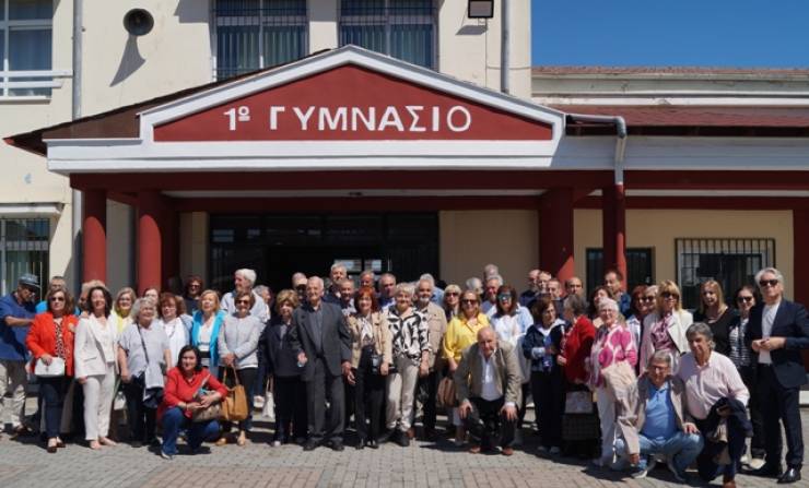 Μια Αγκαλιά Πενήντα Χρόνια Μετά: Συγκίνηση στη Συνάντηση Αποφοίτων του 1975 στο 1ο Γυμνάσιο Αλεξάνδρειας(φωτο-βίντεο)