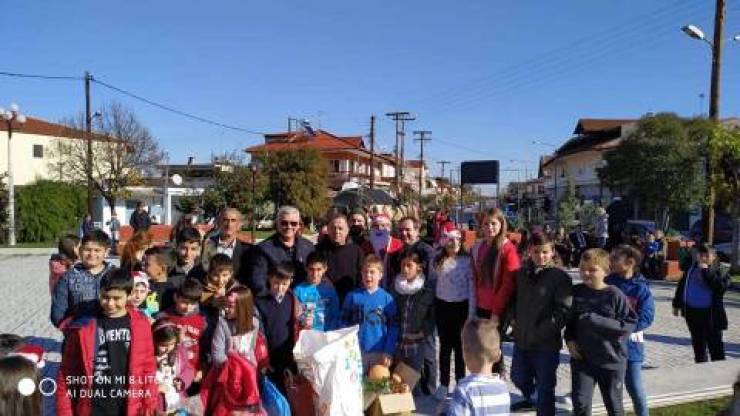 Στολισμός στην κεντρική πλατεία του Σταυρού Ημαθίας από παιδιά του χωριού (φώτο)