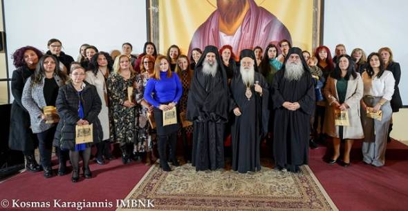 &Mu;&eta;&tau;&rho;&omicron;&pi;&omicron;&lambda;ί&tau;&eta;&sigmaf; &Beta;&epsilon;&rho;&omicron;ί&alpha;&sigmaf;: &laquo;&Eta; &mu;&eta;&tau;έ&rho;&alpha; &pi;&omicron;&nu;ά, &alpha;&gamma;&alpha;&pi;ά &kappa;&alpha;&iota; &epsilon;&kappa;&delta;&alpha;&pi;&alpha;&nu;ά&tau;&alpha;&iota; &gamma;&iota;&alpha; &tau;&alpha; &pi;&alpha;&iota;&delta;&iota;ά &tau;&eta;&sigmaf;&raquo;.