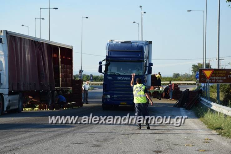 Μετατόπιση φορτίου νταλίκας στον κόμβο Νησελίου (Φώτο)