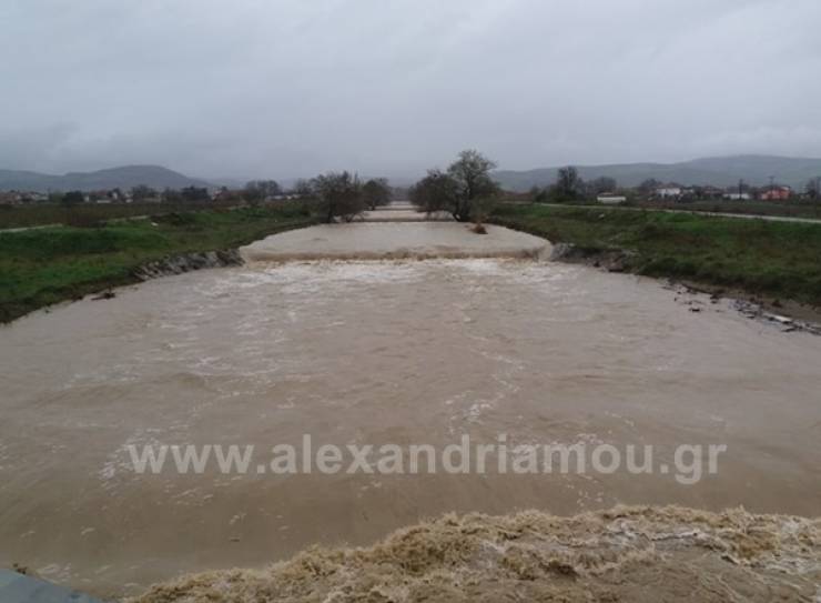 Σε οριακό σημείο και ο Κρασοπούλης στη Μελίκη λόγω της ασταμάτητης νεροποντής(φωτο)